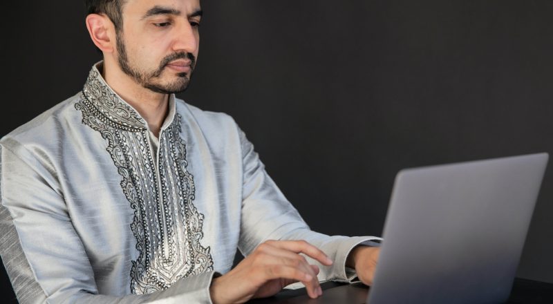 Muslim mit Laptop